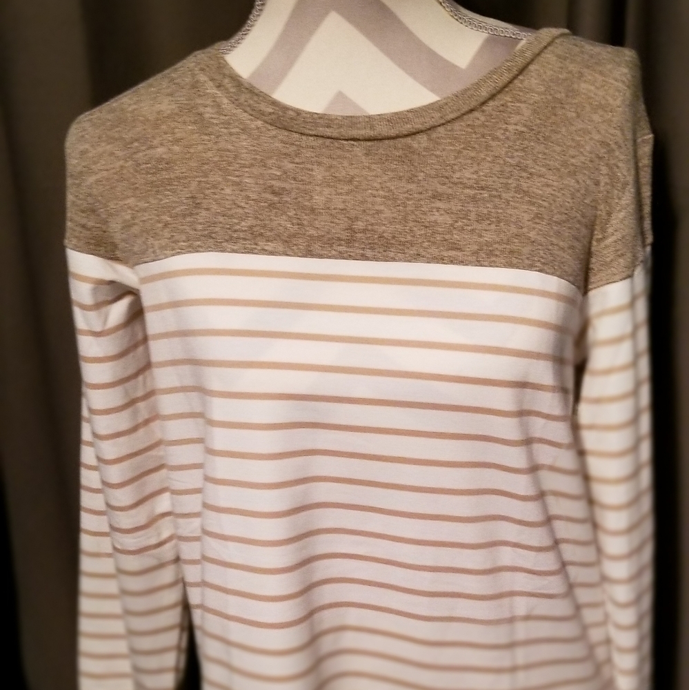 NWT VEMVAN LONG SLEEVE LIGHTWEIGHT SWEATER.